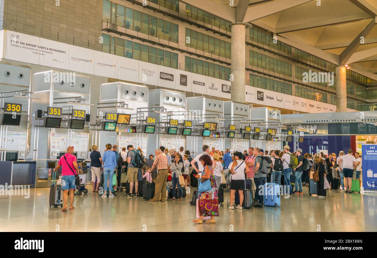 Malaga, Spanien, 2. Juli 2017: Die Reisenden checken an den Schaltern des Flughafens Málaga ein Stockfoto