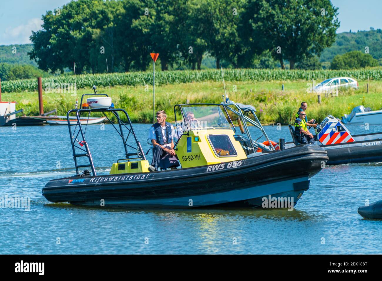 Nijmegen Juli 21 2017: Regierungsdienste beobachten das 4-tägige Wanderturnier vom Waal Fluss aus Stockfoto