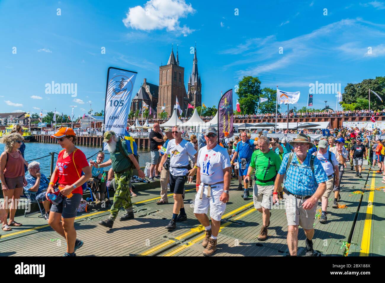Nijmegen Juli 20 2017: 4 Tage Wanderturnier Teilnehmer vorbei an der Kirche des Dorfes Cuijk Stockfoto