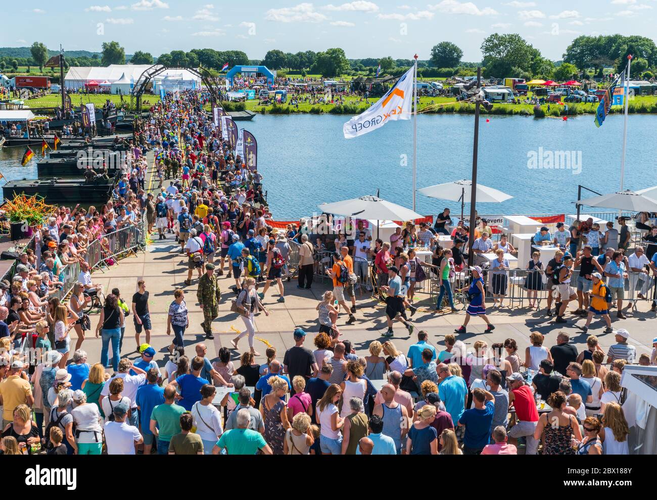 Nijmegen Juli 20 2017: 4 Tage Wanderturnier Teilnehmer betreten die temporäre Militärbrücke im Dorf Cuijk Stockfoto