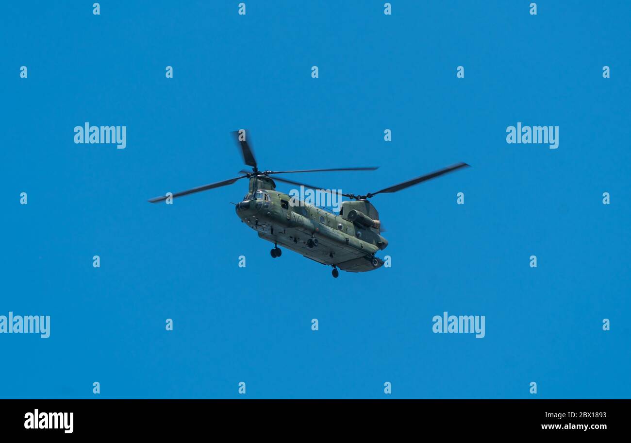 Nijmegen Juli 21 2017: Chinool Helikopter fliegt über die Route des 4-tägigen Walking Turniers Stockfoto