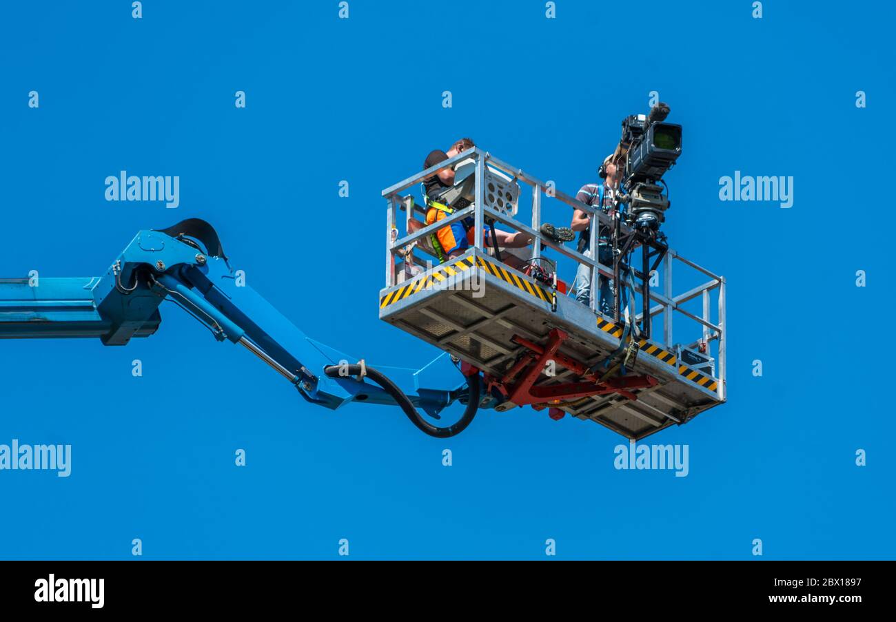 Nijmegen Juli 21 2017: Kamerateam auf der Plattform filmt die Teilnehmer am letzten Tag des 4-tägigen Walking Turniers Stockfoto