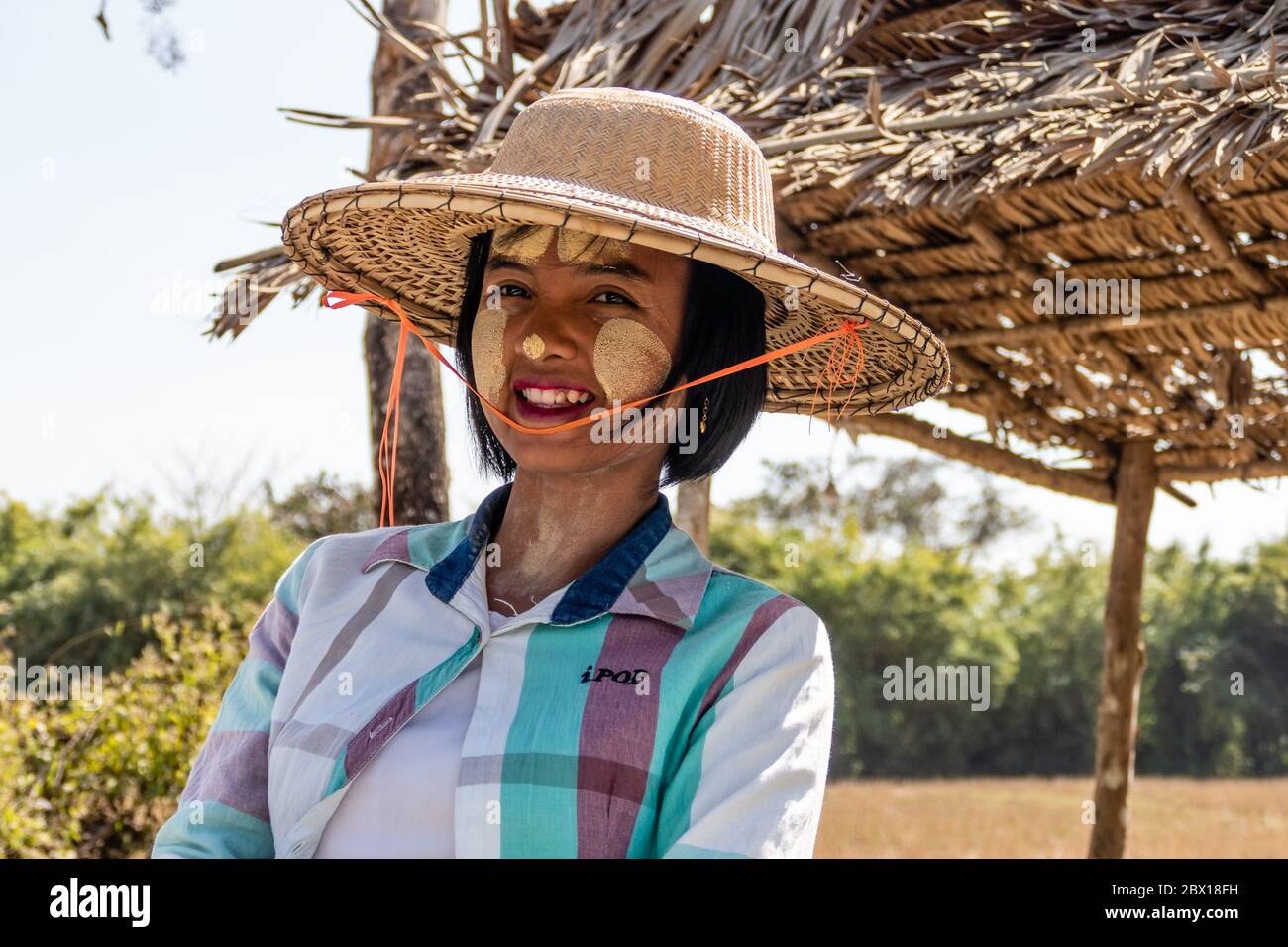 Taungoo, Myanmar - 26. Januar 2020: Burmesische Frau in traditionellem Thanaka Make-up und Strohhut Stockfoto