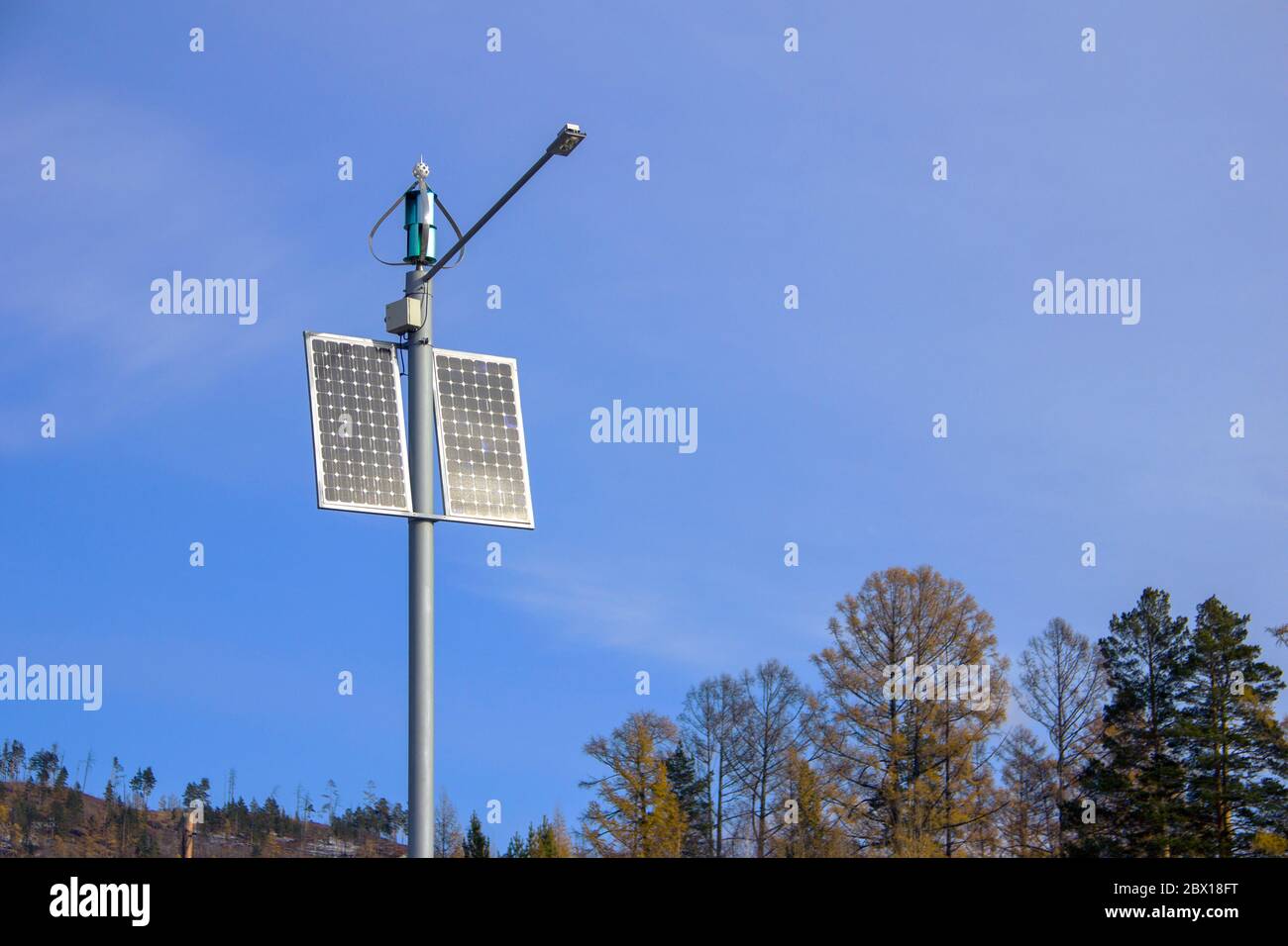 Solarmodule für Straßenbeleuchtung, Solarenergie, Erneuerbare Energien für die Gleisbeleuchtung Stockfoto