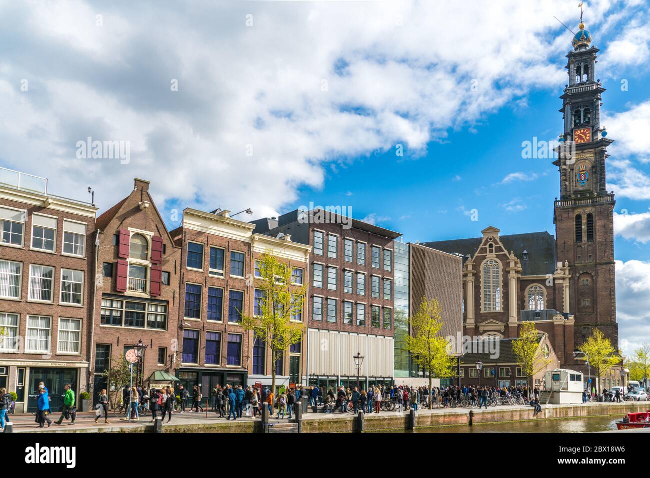 Amsterdam, Niederlande, 22. April 2017: Touristen warten in der Schlange, um in das Anne Frank Haus in Amsterdam neben den Westertoren zu kommen Stockfoto