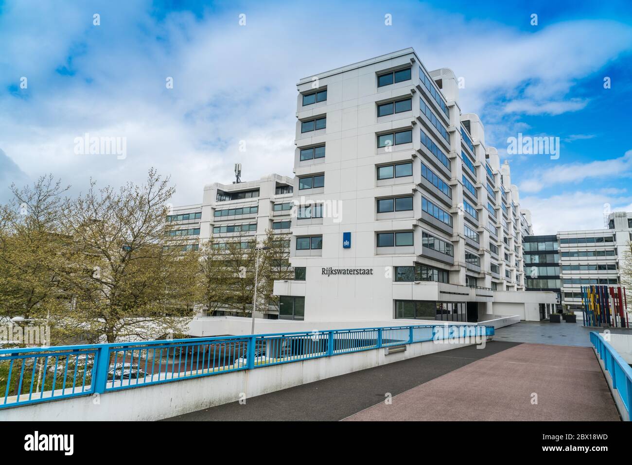 Lelystad, Niederlande, 22. April 2017: Das große Bürogebäude des Goverments Service im Zentrum von Lelystad Stockfoto