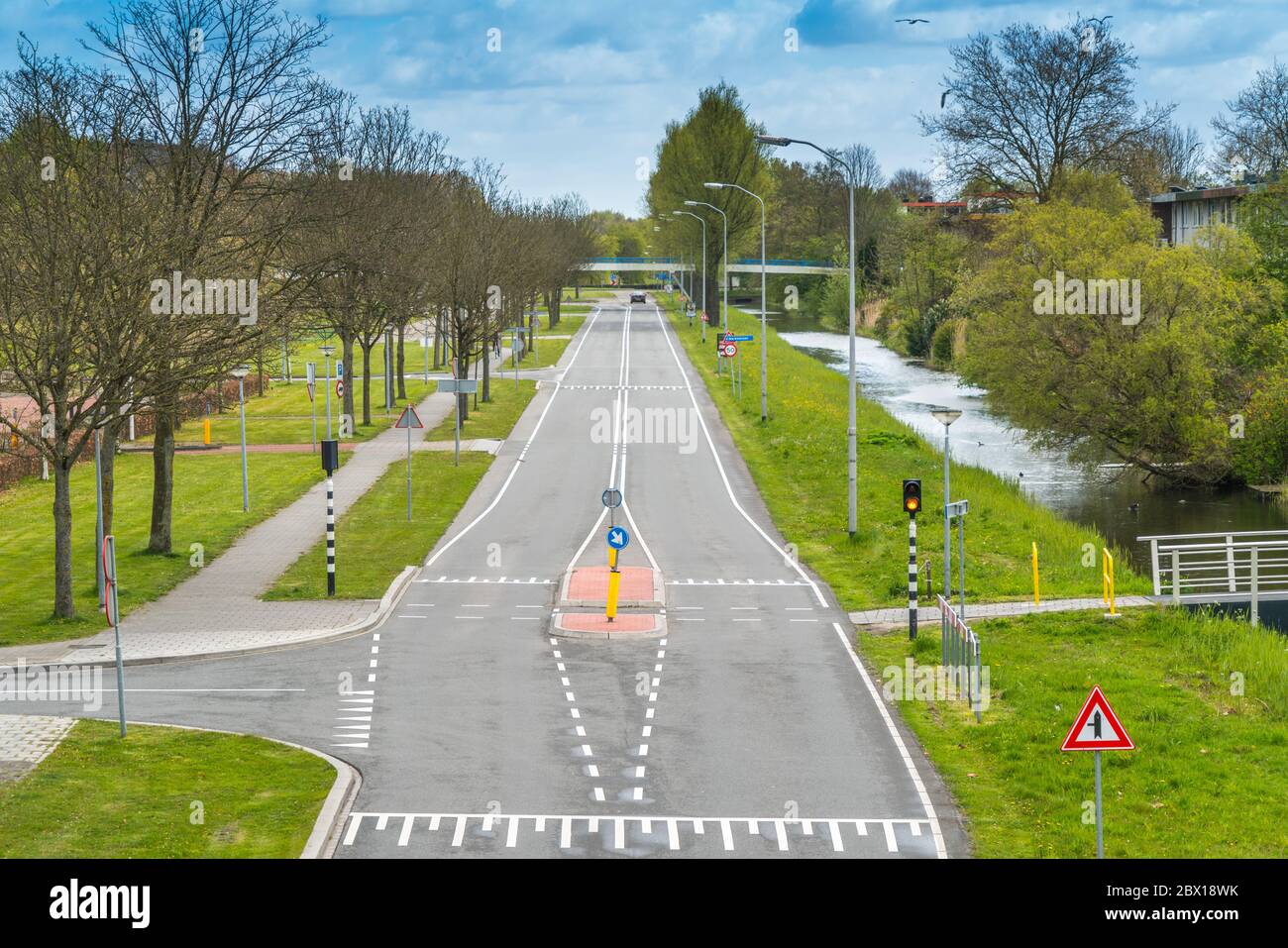 Lelystad, The Nehmerlands, 22. April 2017: Ein Auto fährt auf einer Straße im Zentrum von Lelystad Stockfoto