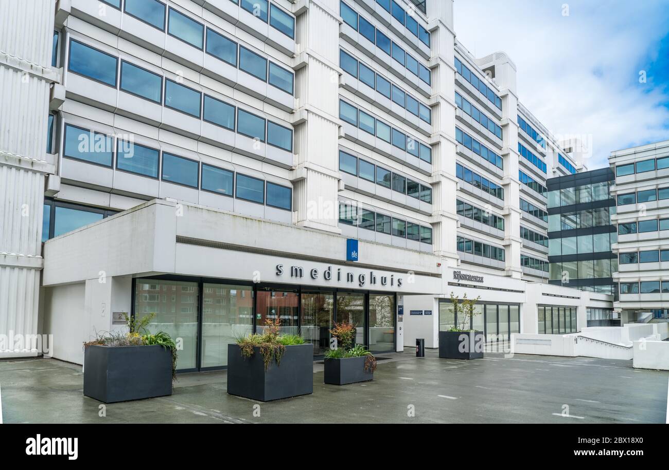 Lelystad, Niederlande, 22. April 2017: Eingang des großen Bürogebäudes des Goverments Service im Zentrum von Lelystad Stockfoto