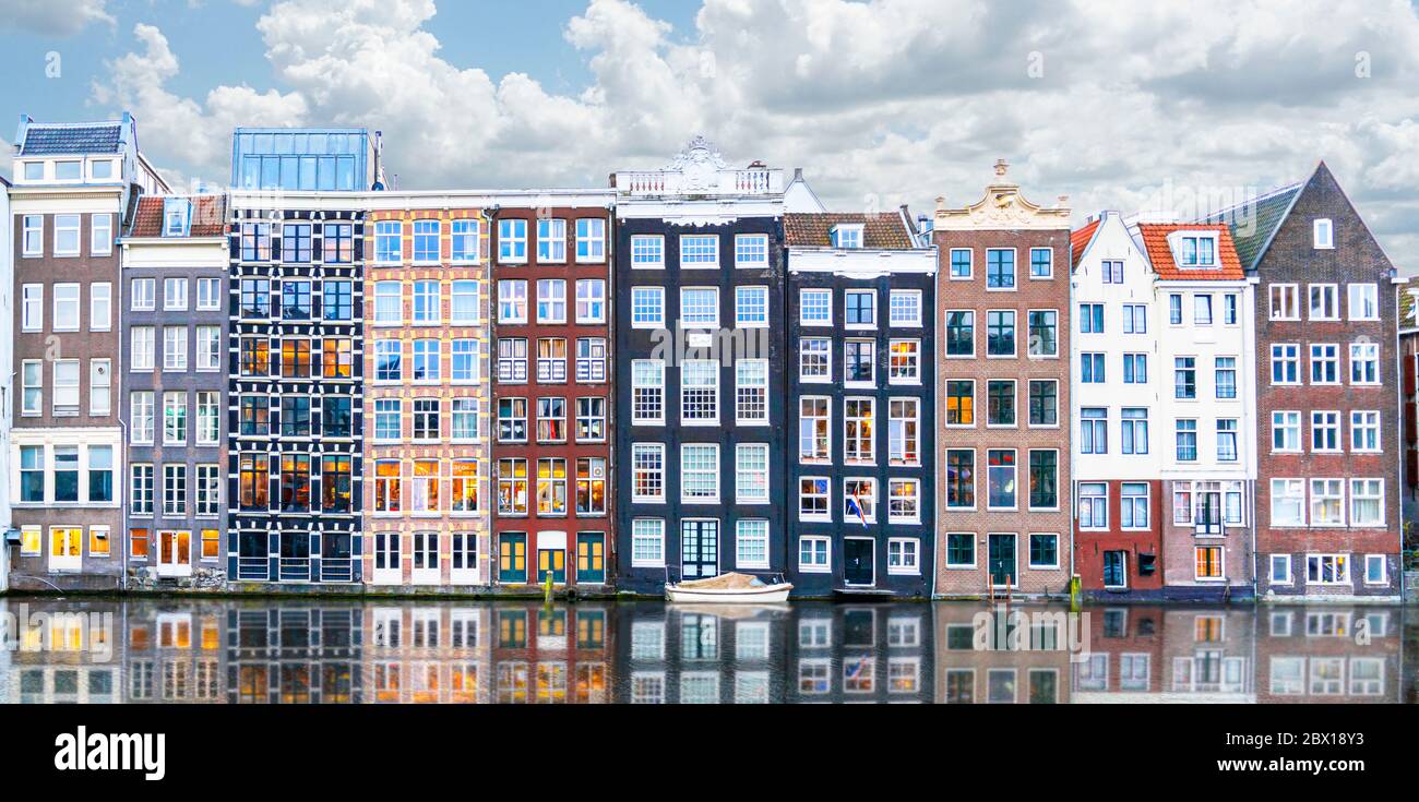 Reihe von authentischen Kanalhäusern am Damrak im Zentrum von Amsterdam Stockfoto