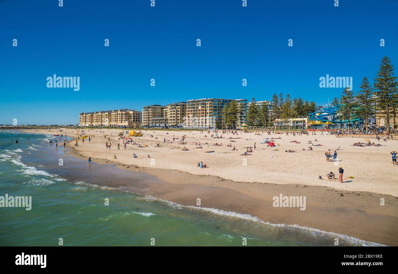 Blick auf den Strand von Adelaide im Westen Australiens im Sommer Stockfoto