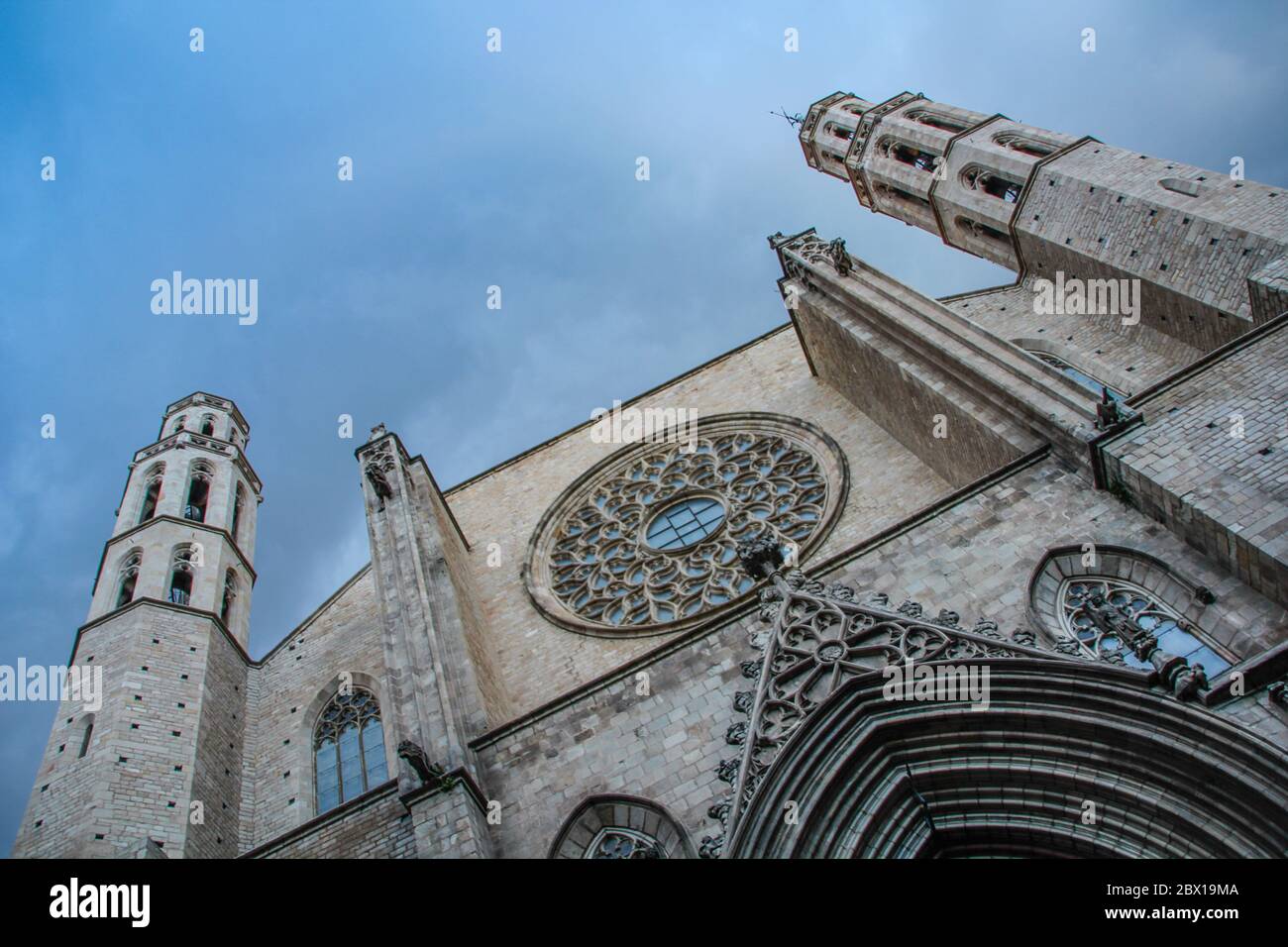 Barcelona, Spanien, 14. April 2012: Froschperspektive auf die Fassade der Kathedrale Santa María del Mar Stockfoto