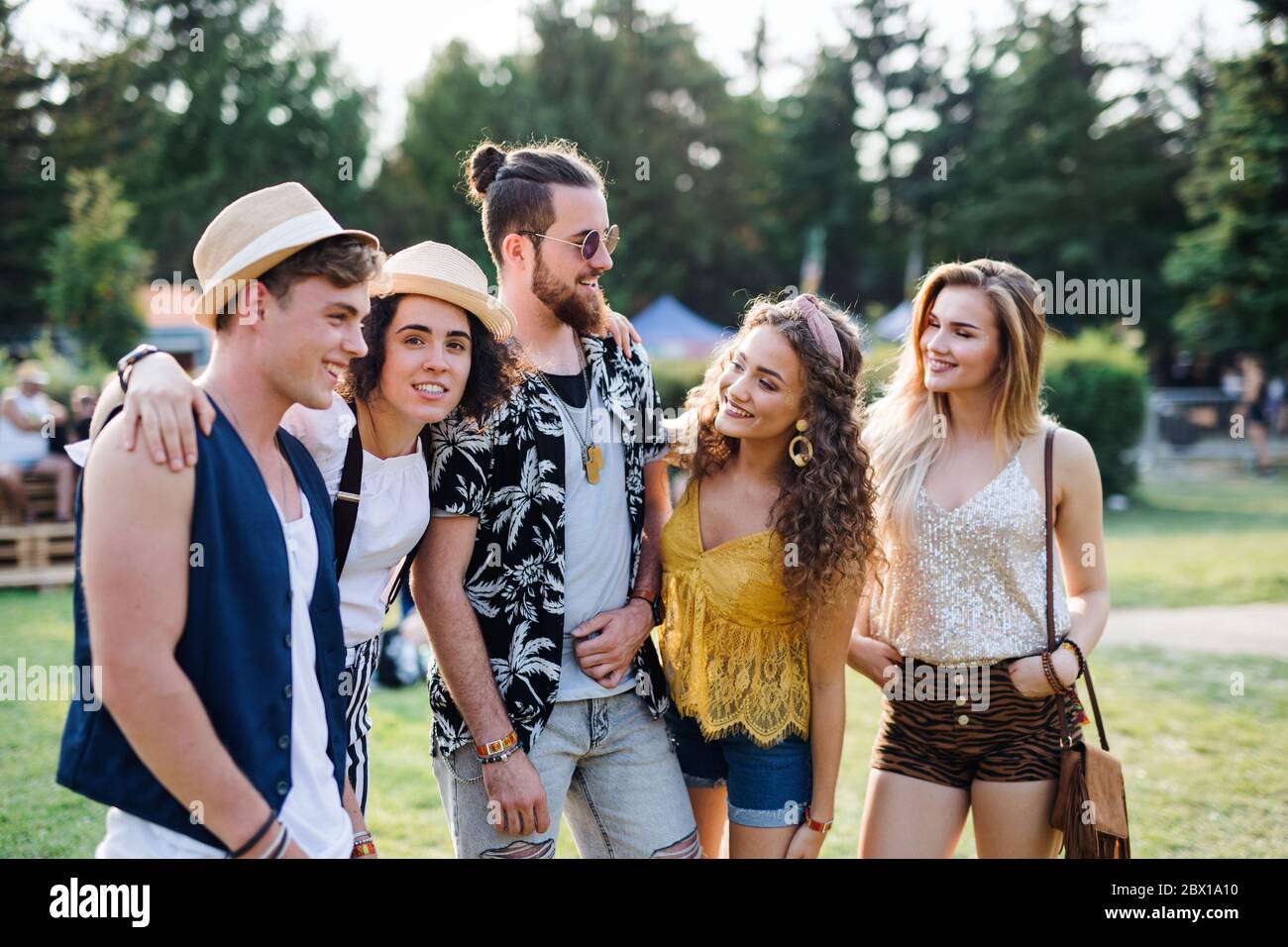 Gruppe von jungen Freunden beim Sommerfest, im Gespräch. Stockfoto