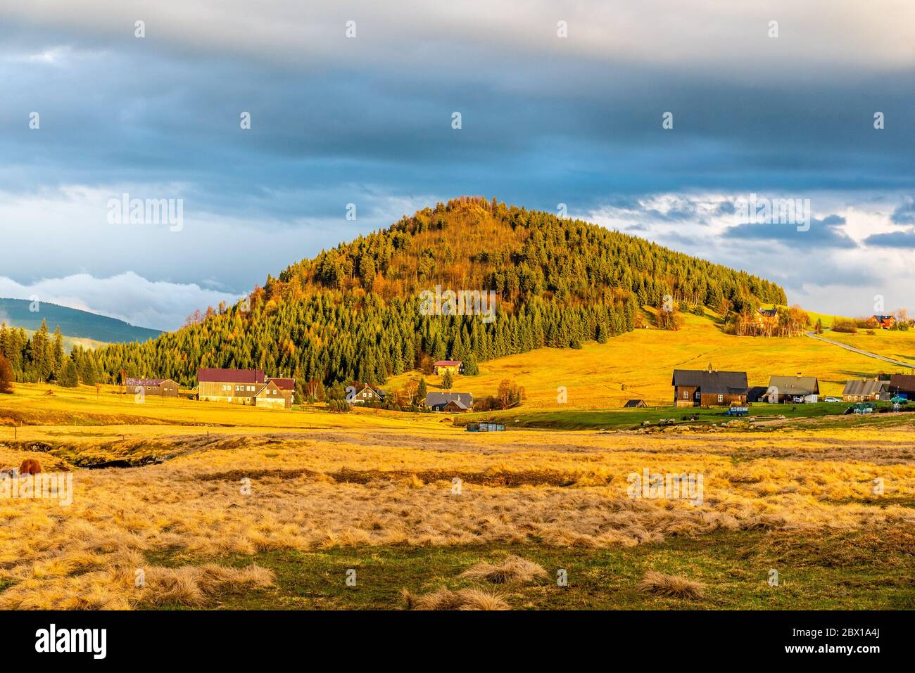 Bukovec Berg oberhalb Jizerka Dorf bei Sonnenuntergang. Frühling im Isergebirge, Tschechien.. Stockfoto