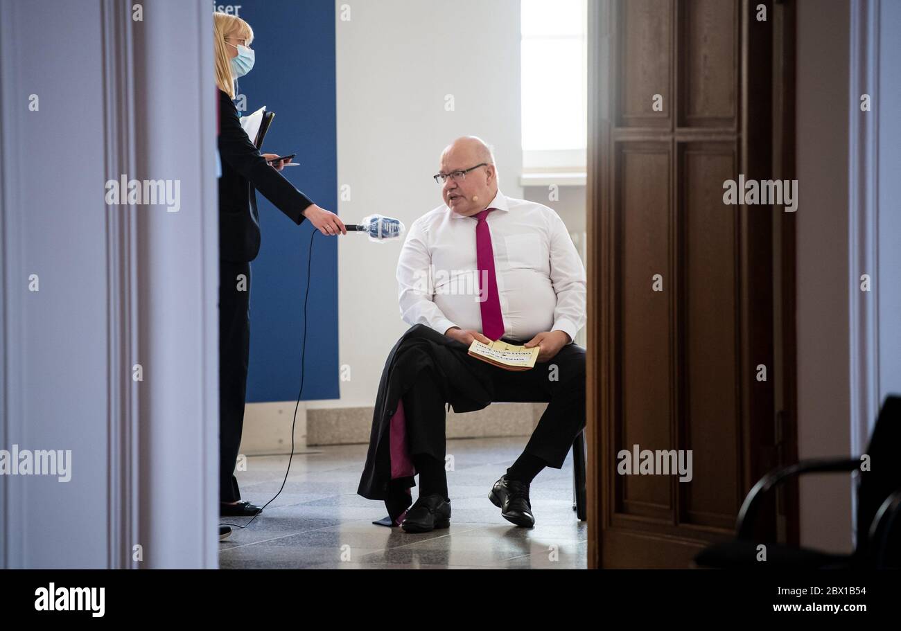 04. Juni 2020, Berlin: Peter Altmaier (CDU), Bundesminister für Wirtschaft und Energie, wird kurz vor Beginn des virtuellen Gaia-X-Expertenforums des Bundeswirtschaftsministeriums interviewt. Vertreter von Regierungen, Wirtschaft und Wissenschaft aus Frankreich und Deutschland arbeiten mit anderen europäischen Partnern an der nächsten Generation einer sicheren Dateninfrastruktur für Europa: Gaia-X. Foto: Bernd von Jutrczenka/dpa Stockfoto