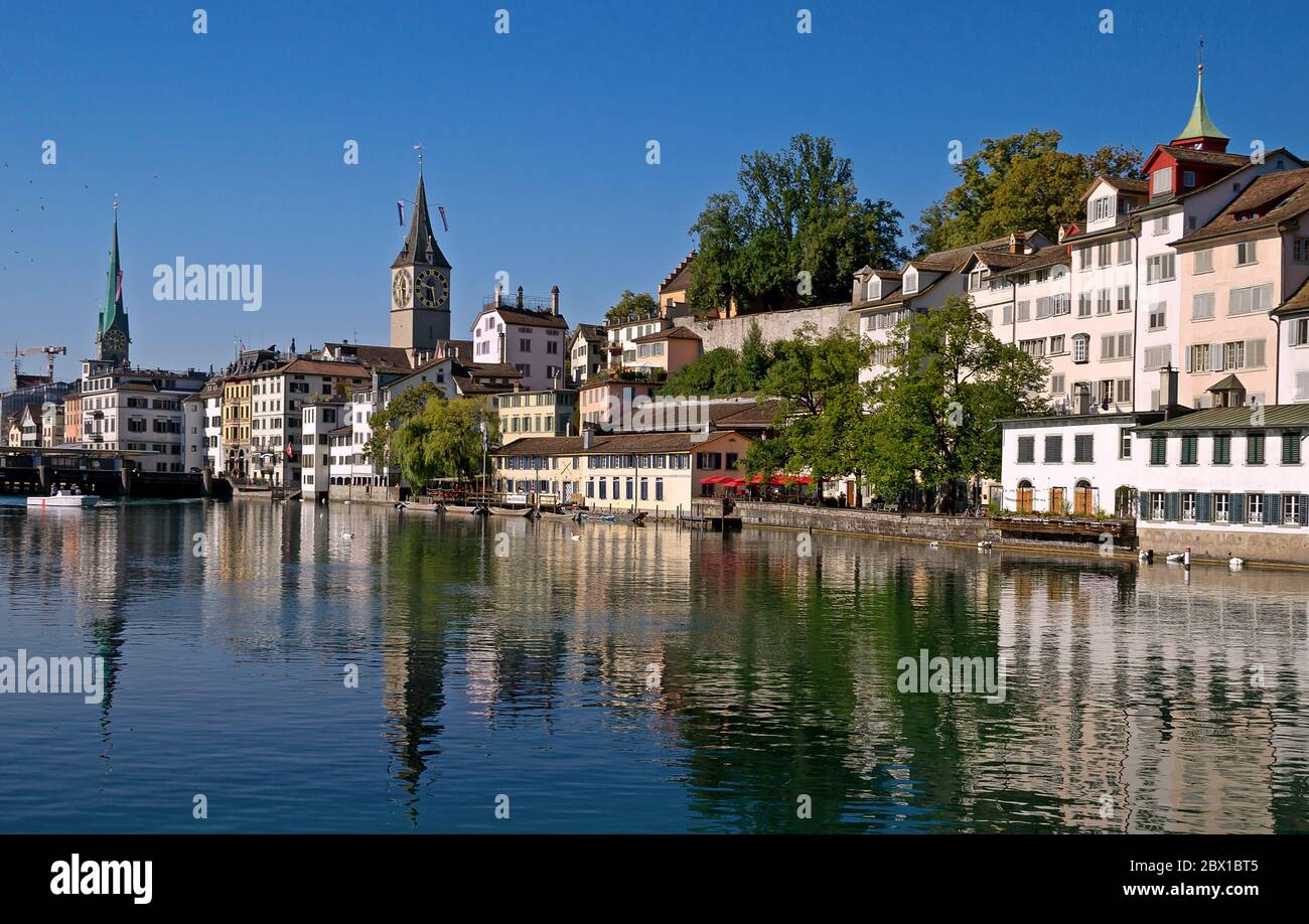 Architektur an der Limmat im Zentrum von Zürich, Schweiz Stockfoto