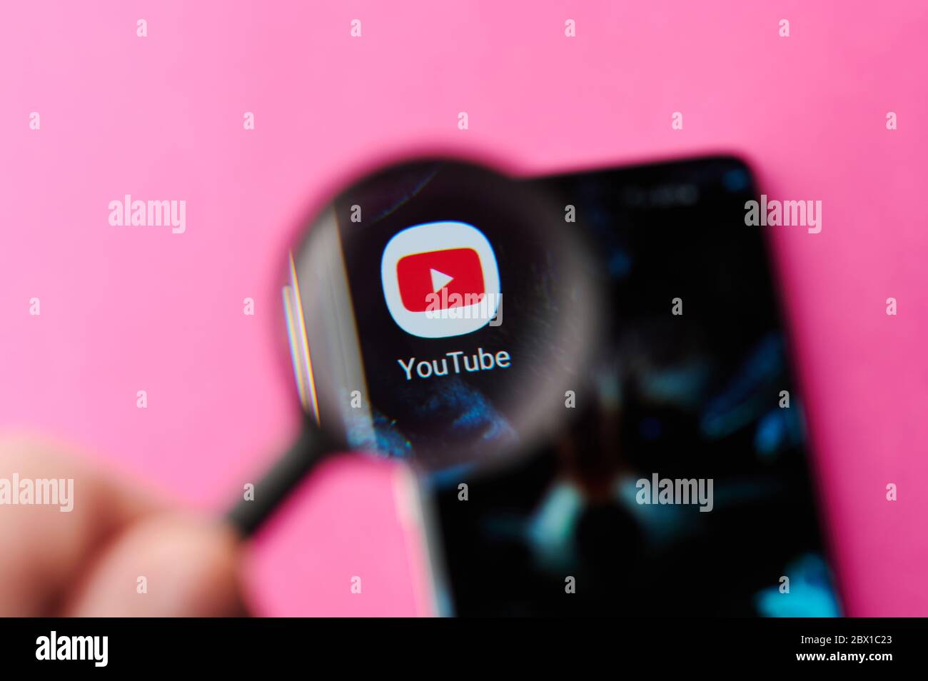 New-York , USA - 4. Juni 2020: Surfen Youtube App auf modernen Smartphone werfen Lupe Nahaufnahme Stockfoto