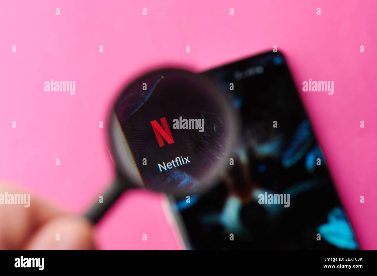 New-York , USA - 4. Juni 2020: Surfen Netflix App auf modernen Smartphone werfen Lupe Nahaufnahme Stockfoto