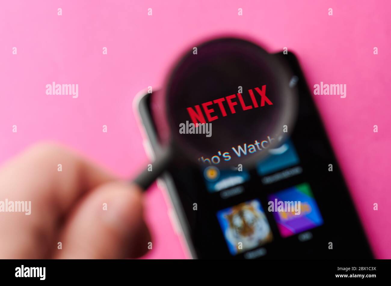 New-York , USA - 4. Juni 2020: Verwendung der Netflix App auf modernen Smartphone-Vergrößerungsglas Nahaufnahme Stockfoto