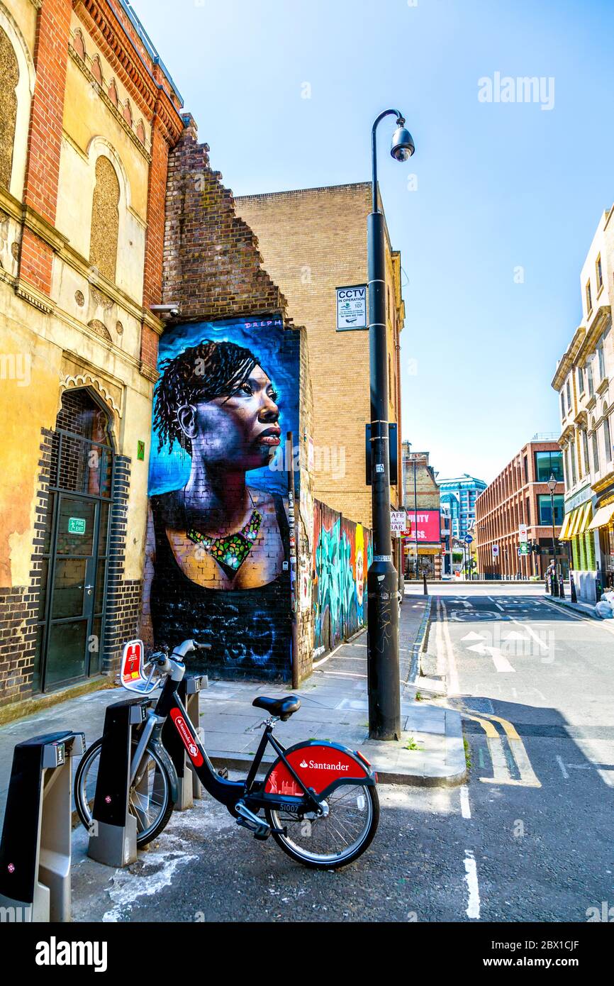 Wandbild einer schwarzen Frau mit Halskette in Fashion Street, Spitalfields, London, Großbritannien Stockfoto
