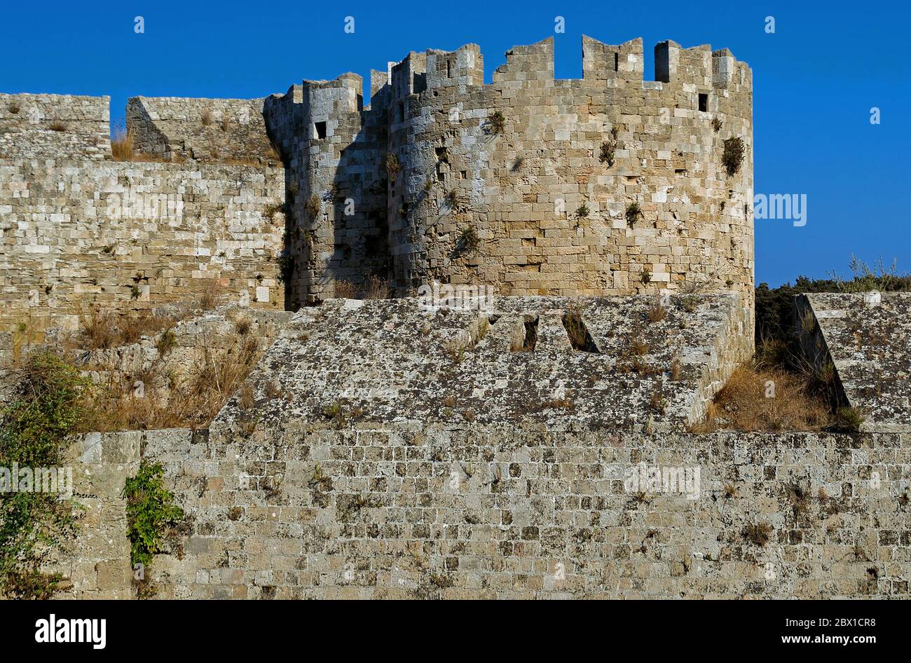 Befestigter Turm und Mauern in Rhodos-Stadt, Griechenland Stockfoto