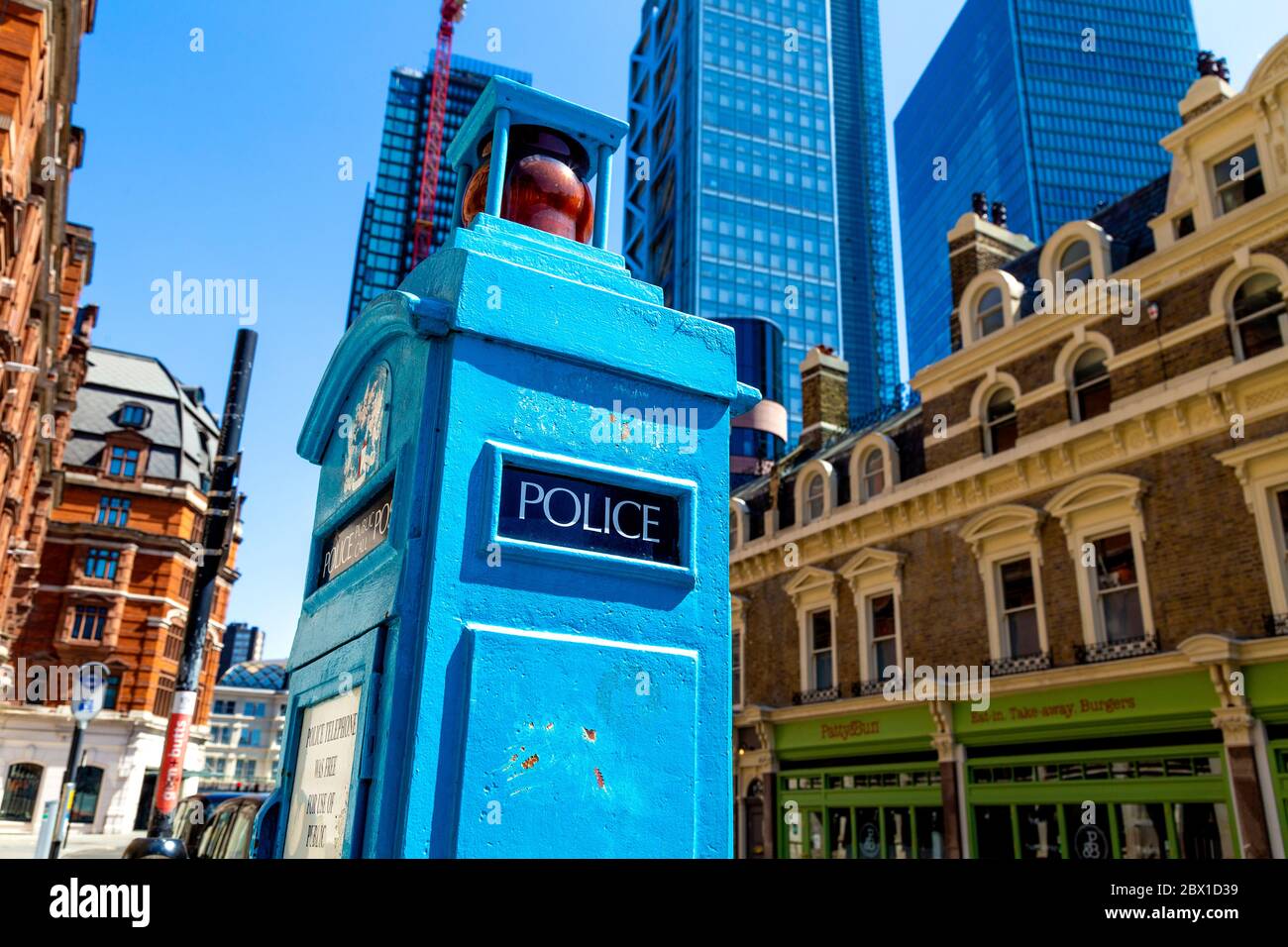 Blaue Polizei-Telefonbox in Liverpool Street, die Mitglieder der Öffentlichkeit im 20. Jahrhundert verwenden konnten, um die Polizei zu rufen, London, Großbritannien Stockfoto