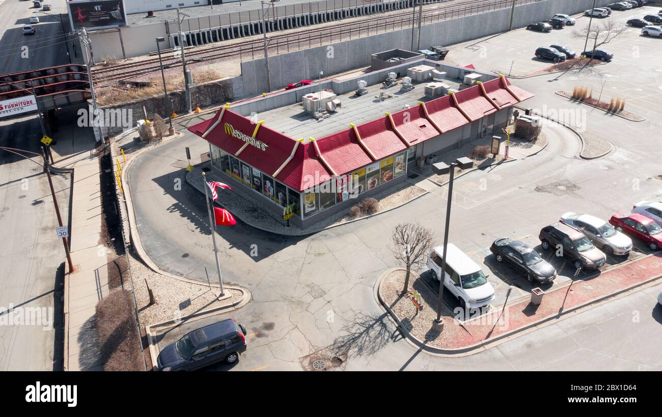 Ein kleiner McDonald's-Laden in einem Viertel von Chicago. Die McDonald's Corporation, Fast-Food-Kette, und gibt es seit 1940. Stockfoto