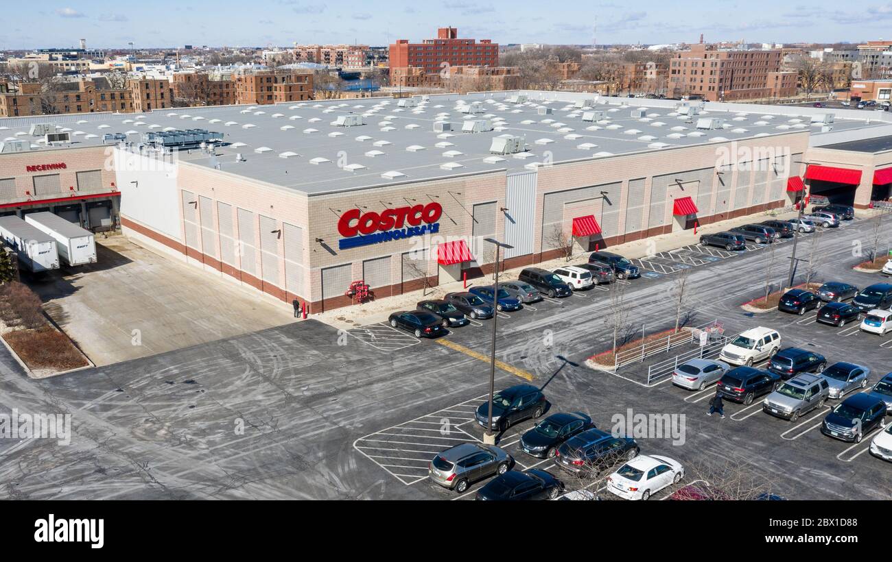 Eine Drohne / Luftaufnahme eines Costco-Stores, einer der größten Großhandelsgeschäfte, Mitgliedschaft nur in den Vereinigten Staaten. Stockfoto