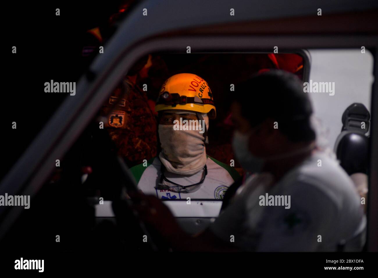 Santo Tomas, El Salvador. Juni 2020. Die Ersthelfer interagieren, während sie eine Suchoperation fortsetzen.7 Personen wurden seit Freitag von einem Schlammabsturz begraben, da es seit Freitag starken Regen gab.Sturm Amanda hat 20 getötet und 13 verschwundene gelassen, wie die salvadorianische Regierung berichtete. Kredit: Camilo Freedman/ZUMA Wire/Alamy Live News Stockfoto