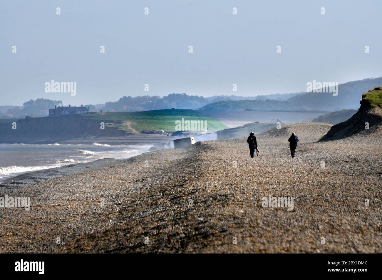Zwei sozialisch distanzierte Leute, weybourne Strand nördlich norfolk england Stockfoto