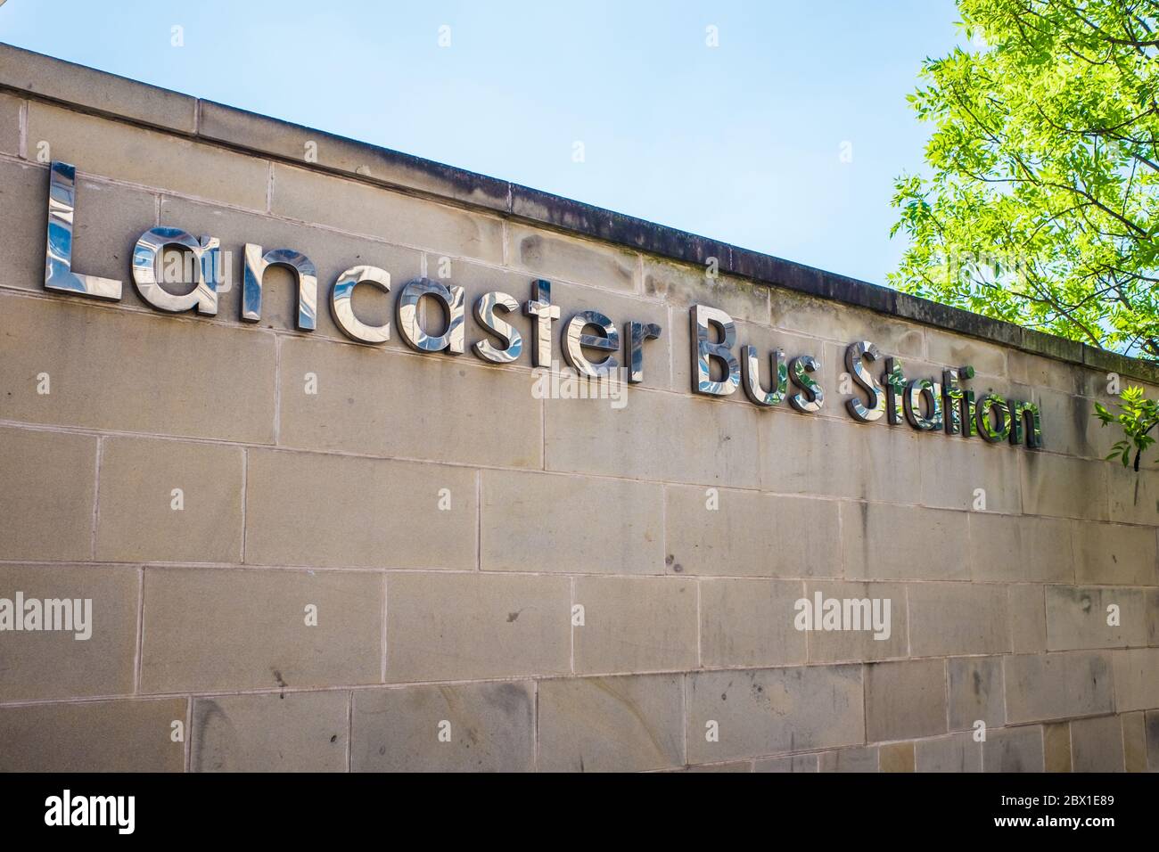 Silbernes Schild am Busbahnhof Lancaster UK Stockfoto