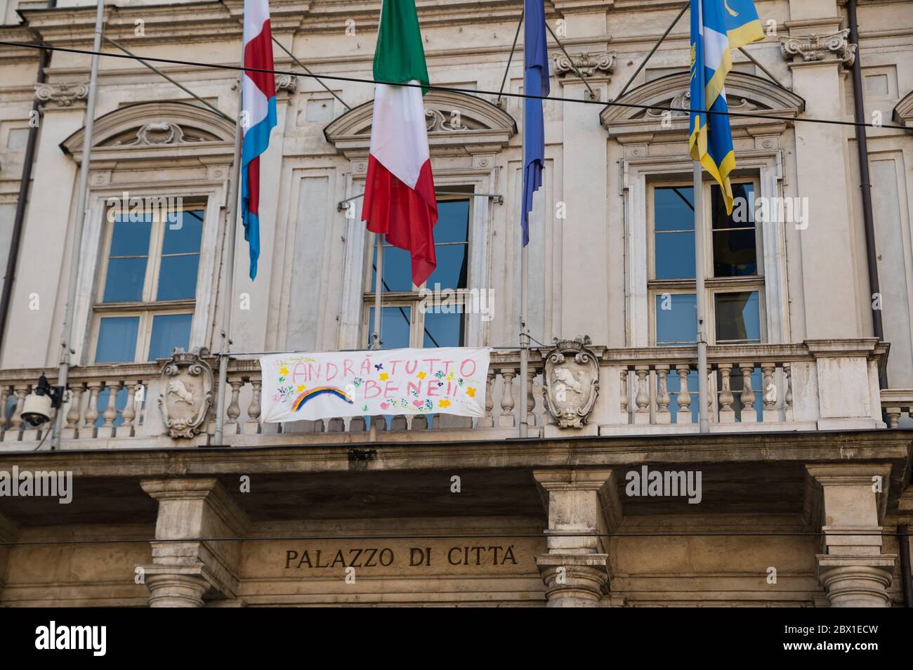 Turin, Piemont, Italien. Mai 2020. Coronavirus-Pandemie. An der Fassade des Rathauses, unter den Fahnen, befindet sich ein Blatt mit dem Regenbogendesign und Stockfoto