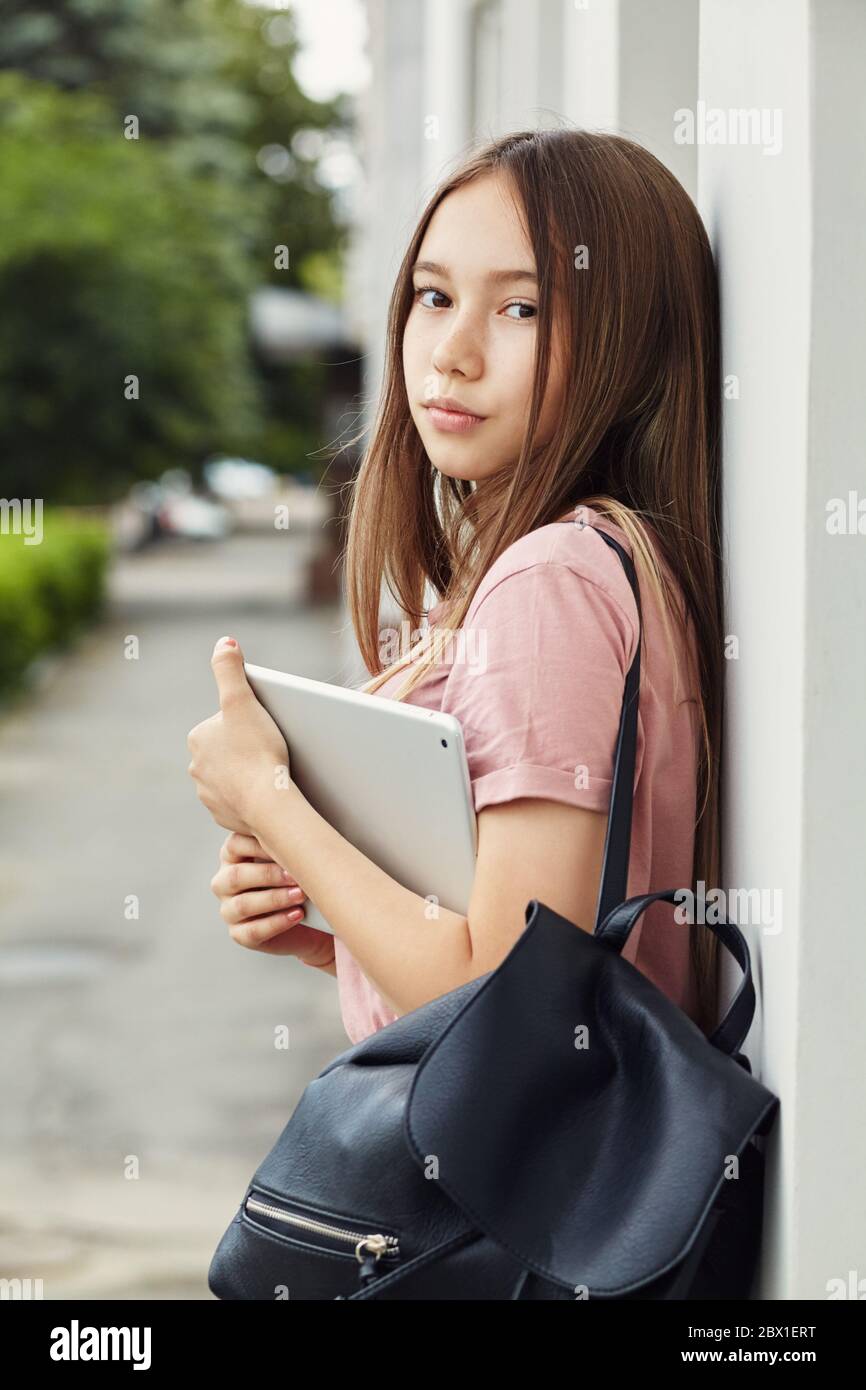 Mädchen mit einem Tablet-Computer. Student in der Nähe der Universität. Stockfoto