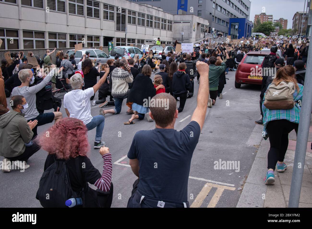 Demonstranten knien vor der Brighton Polizeistation in Solidarität mit Schwarzen Leben 4. Juni 2020 Stockfoto