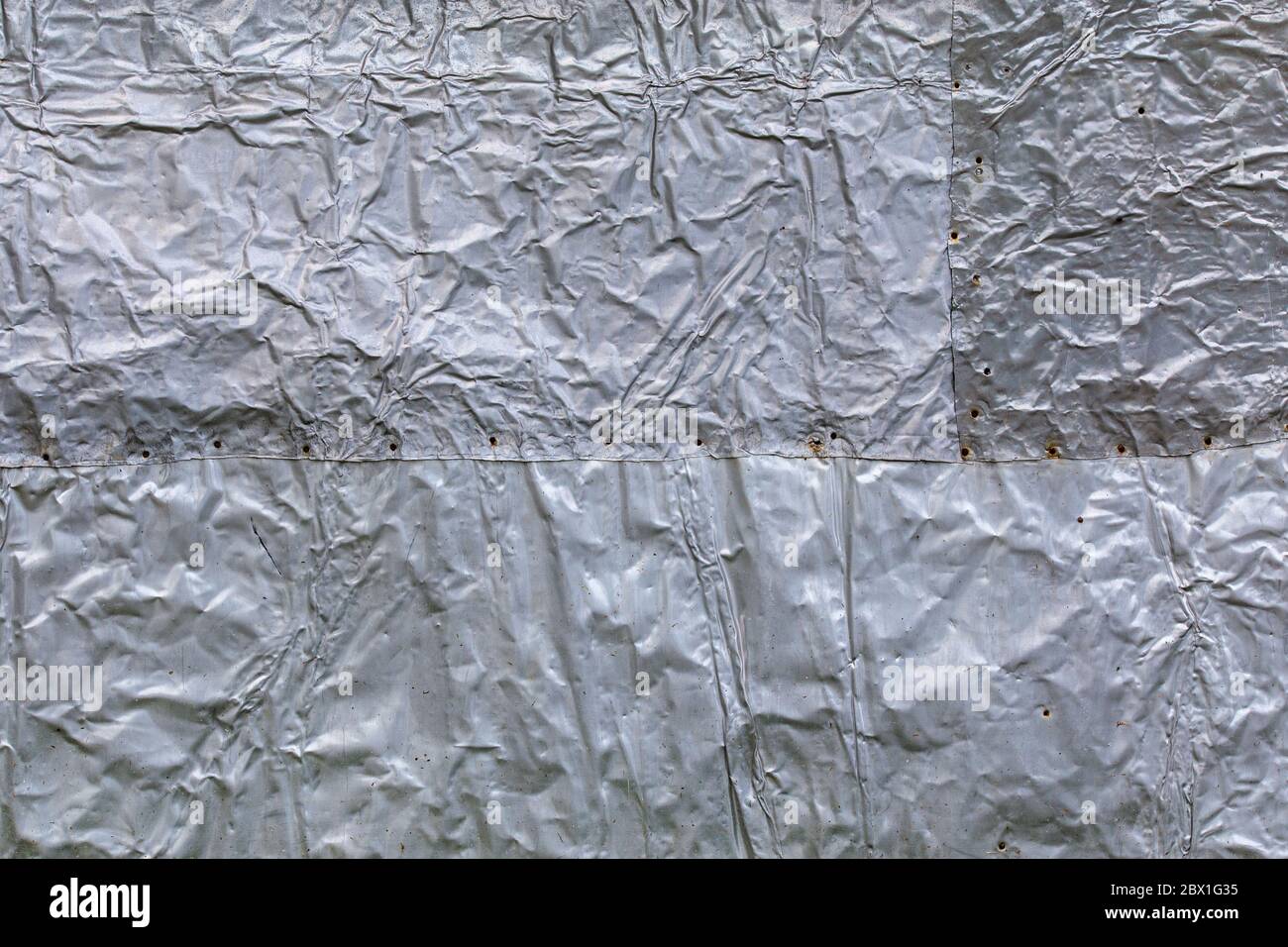 Zerknittert dicke Aluminiumfolie Wand Isolierung Oberflächenstruktur und  Hintergrund Stockfotografie - Alamy