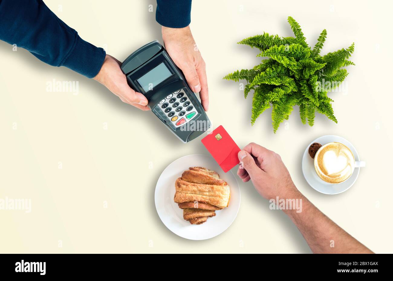 Zahlung im Restaurant oder Café mit einer Kreditkarte oder Debitkarte Konzept, Draufsicht des Kunden, der Karte an Person mit Kreditkarte Leser Stockfoto
