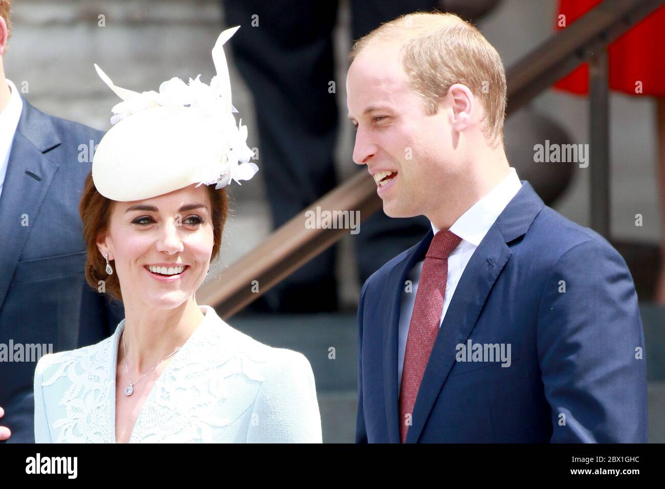 HM Queen Elizabeth bei einem National Service of Thanksgiving in der St. Paul's Cathedral, London zum Gedenken an HM Queen Elizabeth II 90. Geburtstag mit Prinz Charles, Prinz Phillip, Prinz William, Herzogin Kate, Prinz Harry und Prinz Andrew. Juni 2016 Stockfoto