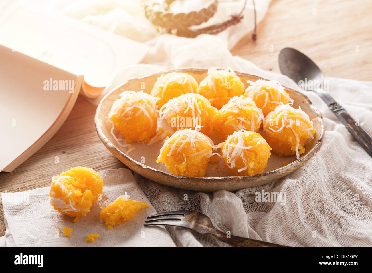 Toddy Palmkuchen oder Kanom Tan, traditionelle thailändische Nachspeise. Khanom tan wird aus Reismehl, reifen Zucker Palmenfrucht, Kokosmilch, geschabt Kokosnuss, suga hergestellt Stockfoto