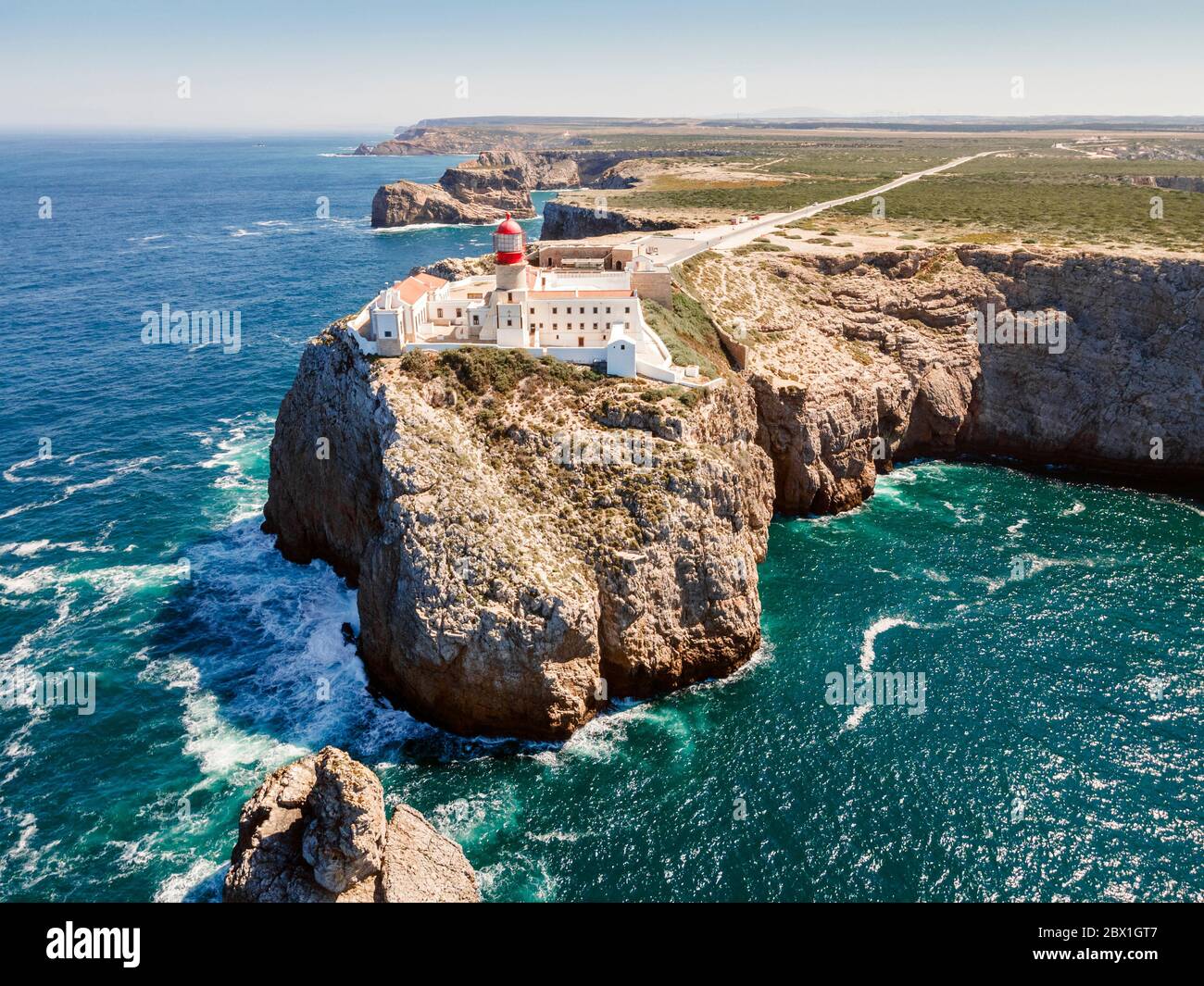 Schöner Leuchtturm auf hohen Klippen von Saint Vincent Kap in Sagres, Algarve, Portugal Stockfoto