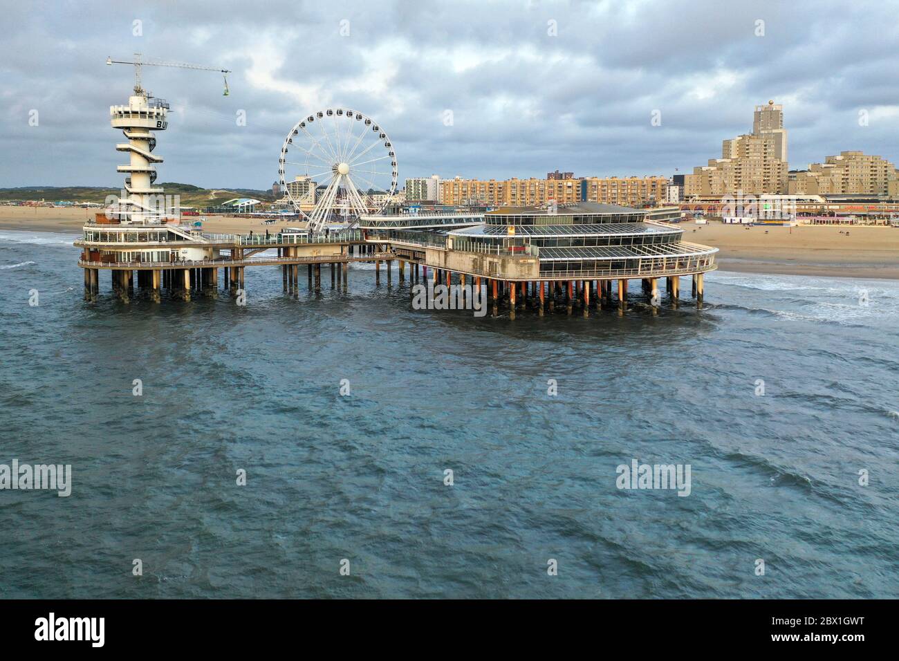 Luftaufnahme des Strandes und der Pier von Scheveningen während der COVID-19 Pandemic, Den Haag, Den Haag, Südholland, Niederlande Stockfoto