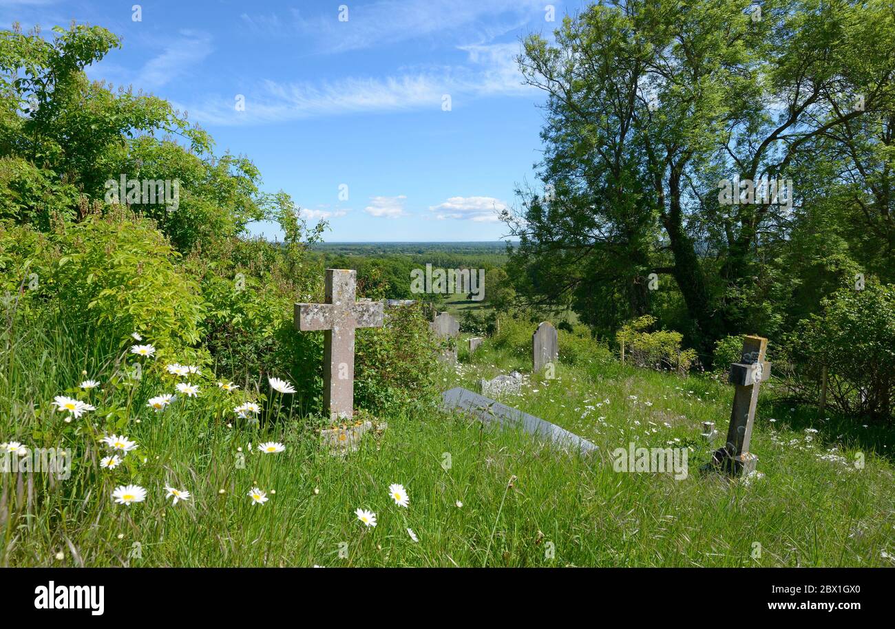 Boughton Monchelsea Village, Kent, Großbritannien. St. Peter's Church Friedhof und der Blick über den Weald of Kent Stockfoto