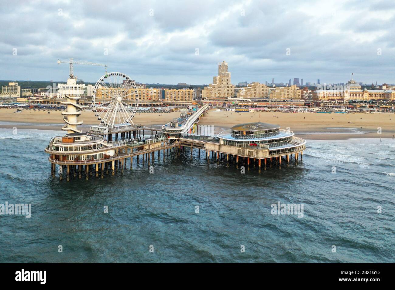 Luftaufnahme des Strandes und der Pier von Scheveningen während der COVID-19 Pandemic, Den Haag, Den Haag, Südholland, Niederlande Stockfoto