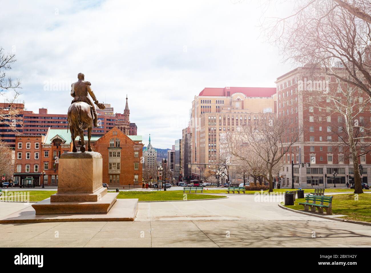 East Capitol Park und Statue von General Philip Sheridan von hinten in Richtung State Street, Albany, USA Stockfoto