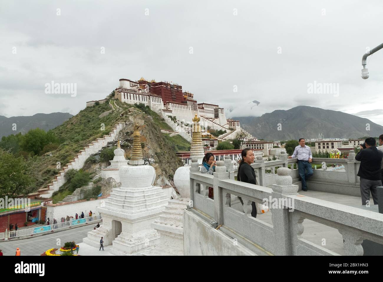 Lhasa, Tibet / China - 20. August 2012: Das Potala-Kloster in der Stadt Lhasa in der Tibet-Autonomen Region China. Die Residenz des Dalai Stockfoto