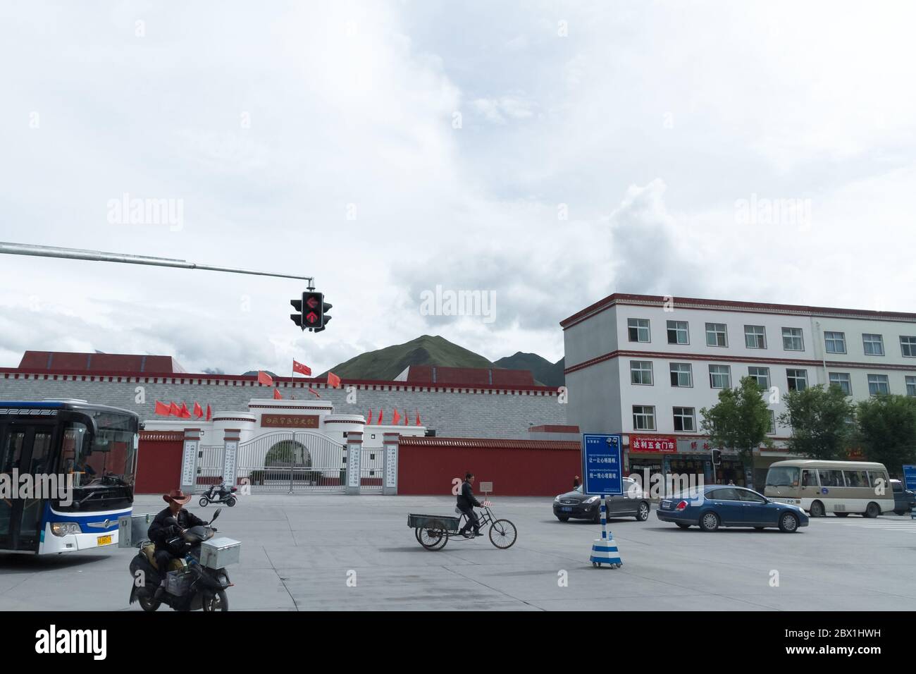 Lhasa, Tibet / China - 20. August 2012: Die Straßenszene der Stadt Lhasa, Tibet Autonome Region, China Stockfoto
