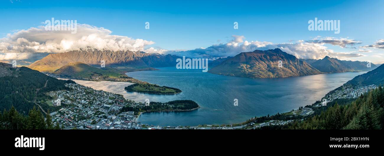 Panorama, Blick auf Lake Wakatipu und Queenstown, Ben Lomond Scenic Reserve, The Remarkables Mountain Range, Otago, South Island, Neuseeland Stockfoto