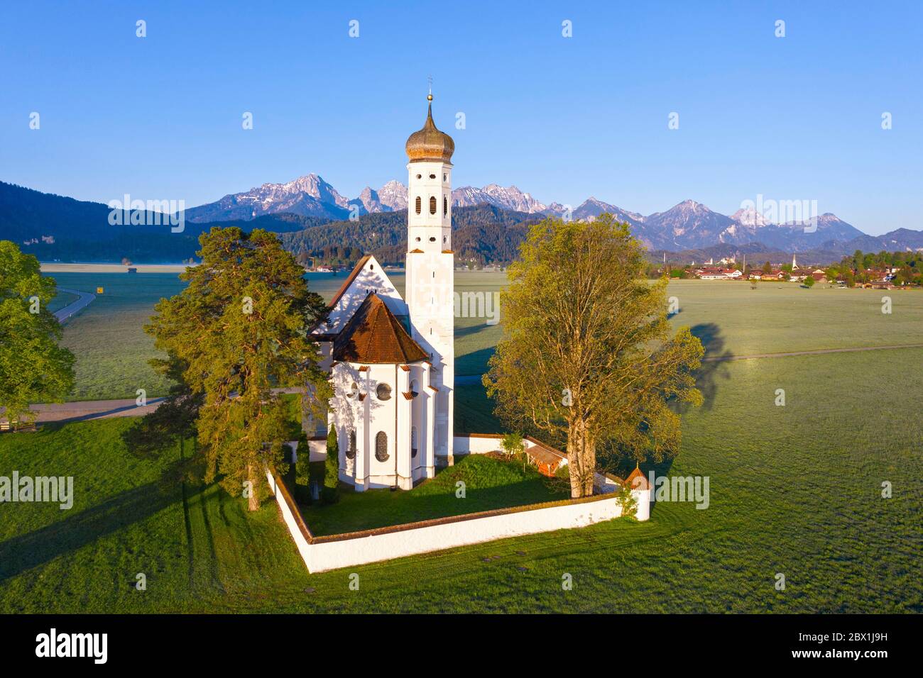 Kirche St. Coloman, bei Schwangau, im Hintergrund die Tannheimer Berge, Drohnenbild, Ost-Allgäu, Allgäu, Schwaben, Bayern, Deutschland Stockfoto