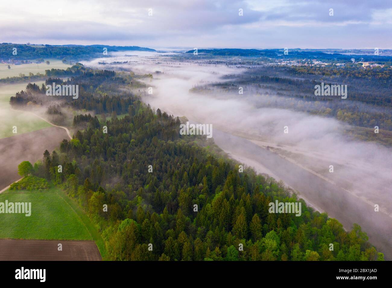 Nebel über Isar, Isar, Isarwiesen bei Ascholding, rechts Geretsried, Tölzer Land, Drohnenbild, Oberbayern, Bayern, Deutschland Stockfoto