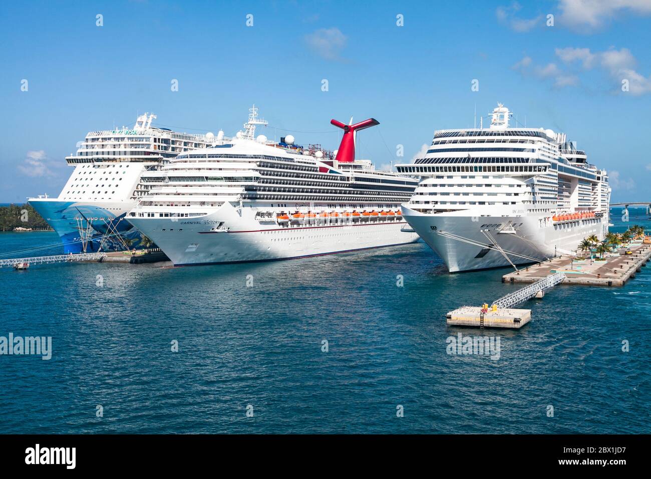 NASSAU, BAHAMAS - 1. April 2016 - MCS Divina, Carnival Victory und Norwegian Escape Kreuzfahrtschiffe dockten in Nassau, Bahamas. Stockfoto