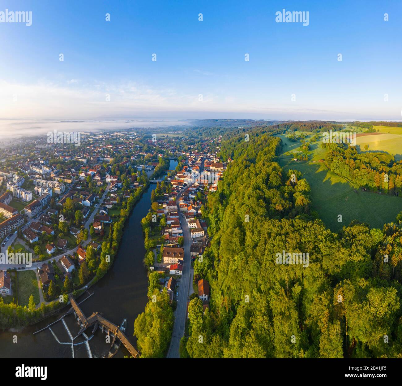 Wolfratshausen, Altstadt mit Loisach und Bergwald, Tölzer Land, Drohnenschuss, Oberbayern, Bayern, Deutschland Stockfoto