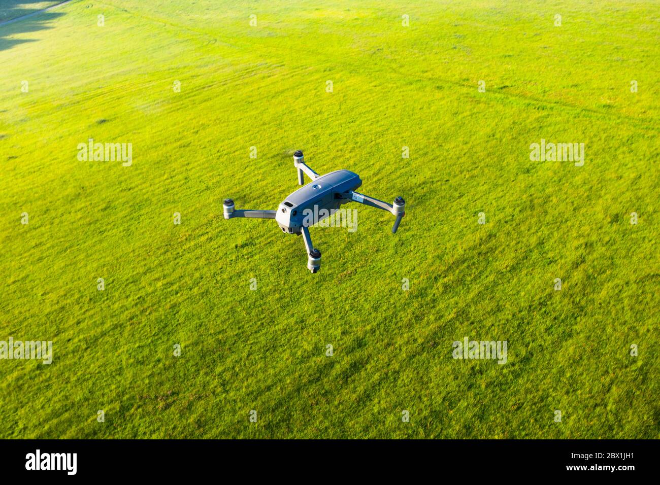 Flugdrohne DJI Mavic 2 Pro von oben über Wiese, Drohnenschuss, Oberbayern, Bayern, Deutschland Stockfoto